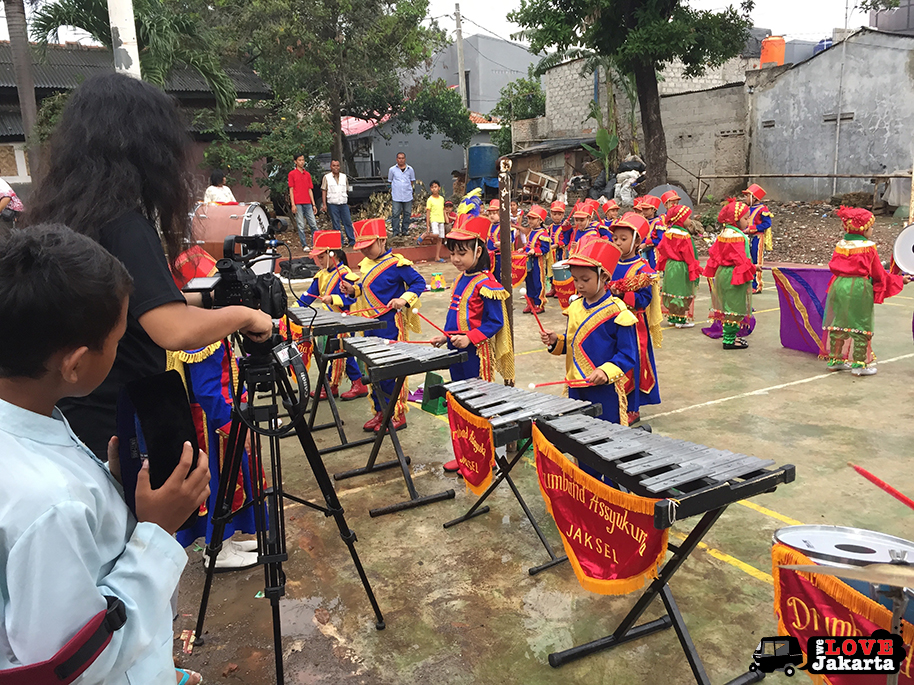 Tasha May_We love Jakarta_Gojek_Go-video 2016_Marching band in Kampung