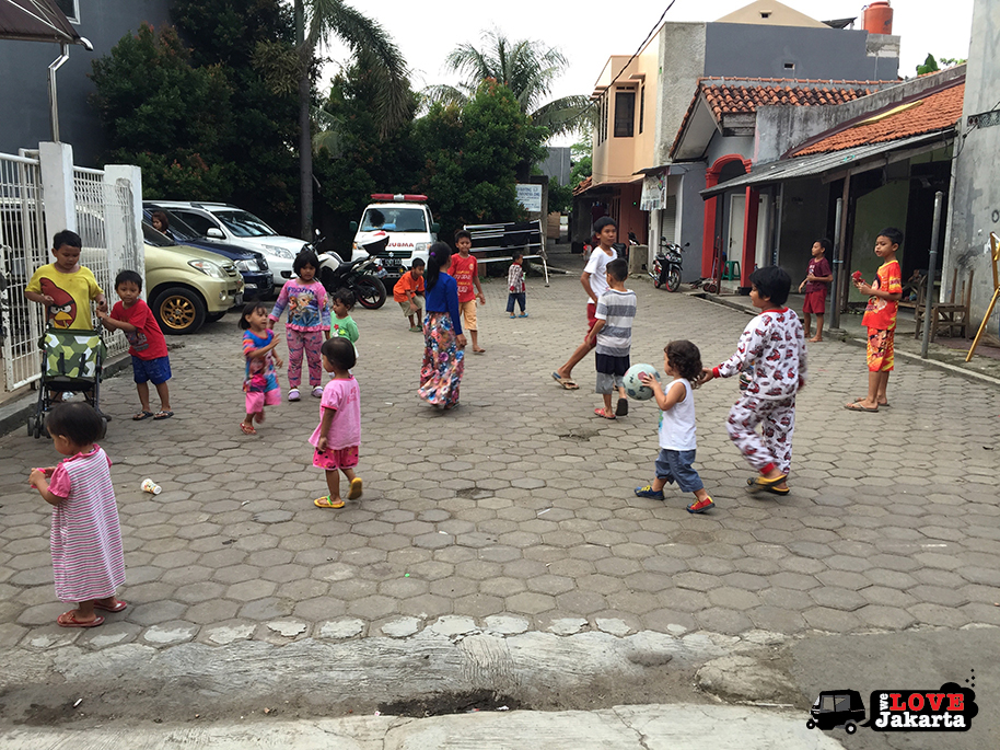 We Love Jakarta_tasha may_treen may_kids playing in the kampung in jakarta, indonesia
